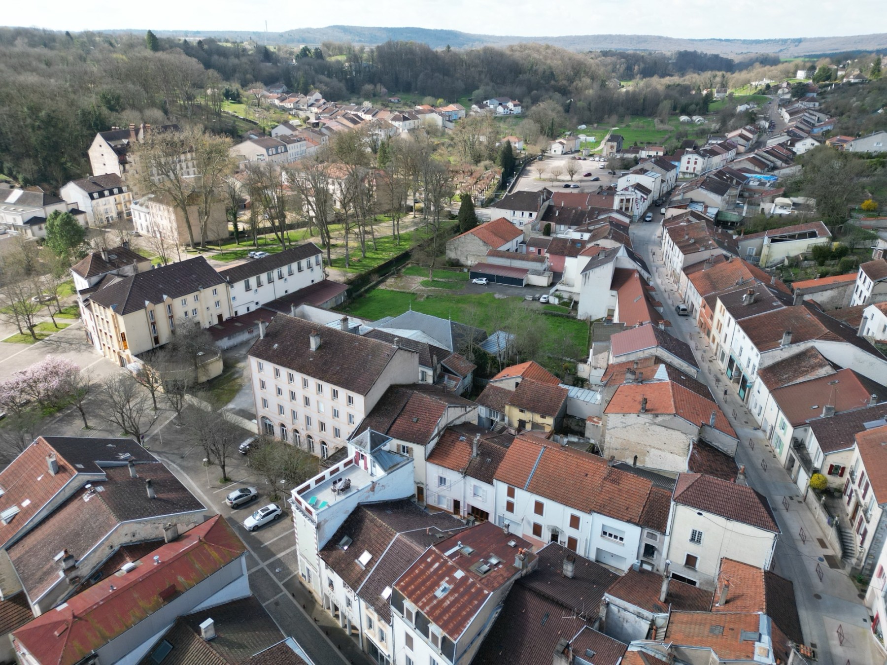Le Refuge des Cheminots dans la ville thermale, vue aérienne
