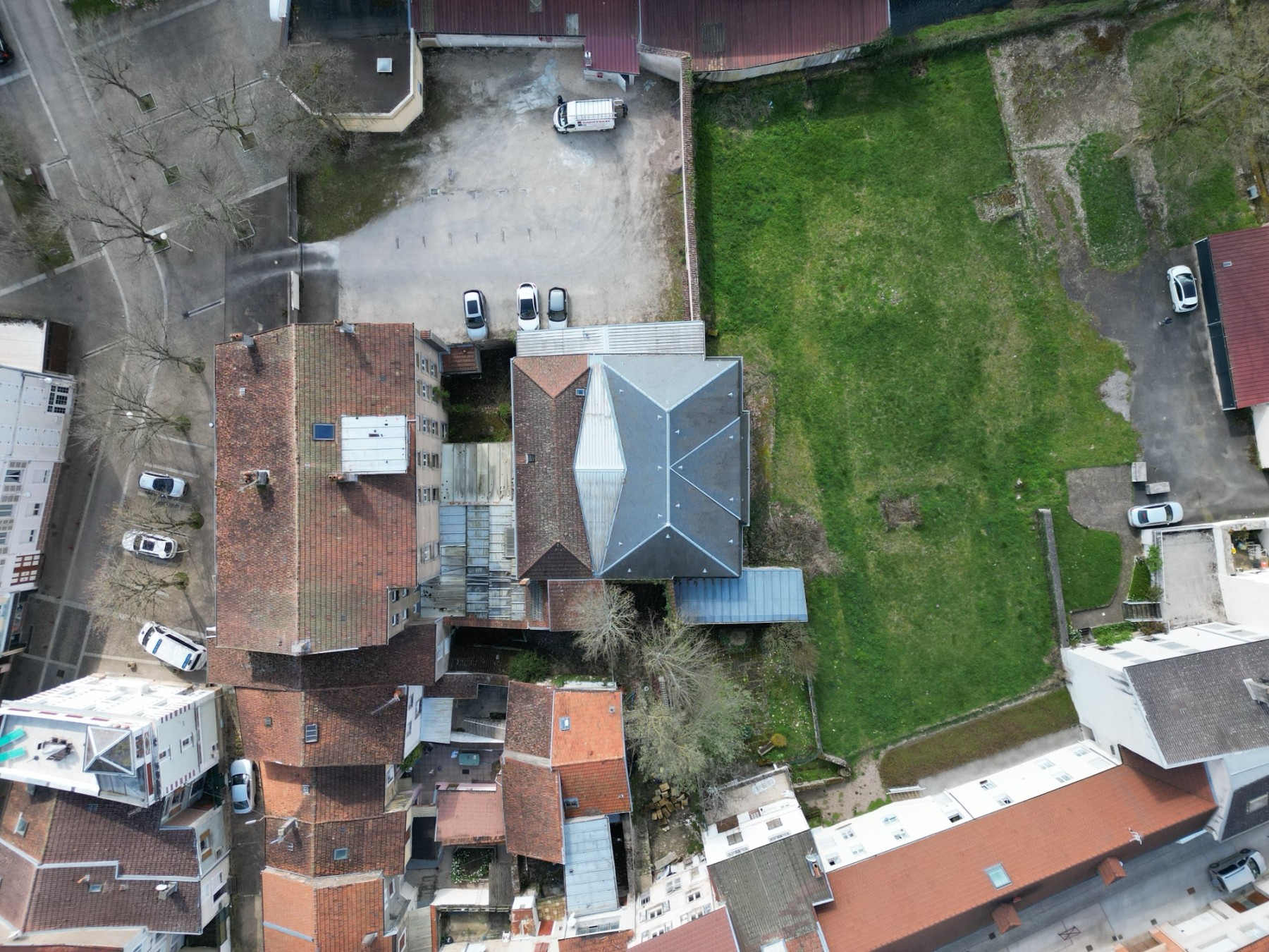 Vue zénithale du bâtiment et du jardin