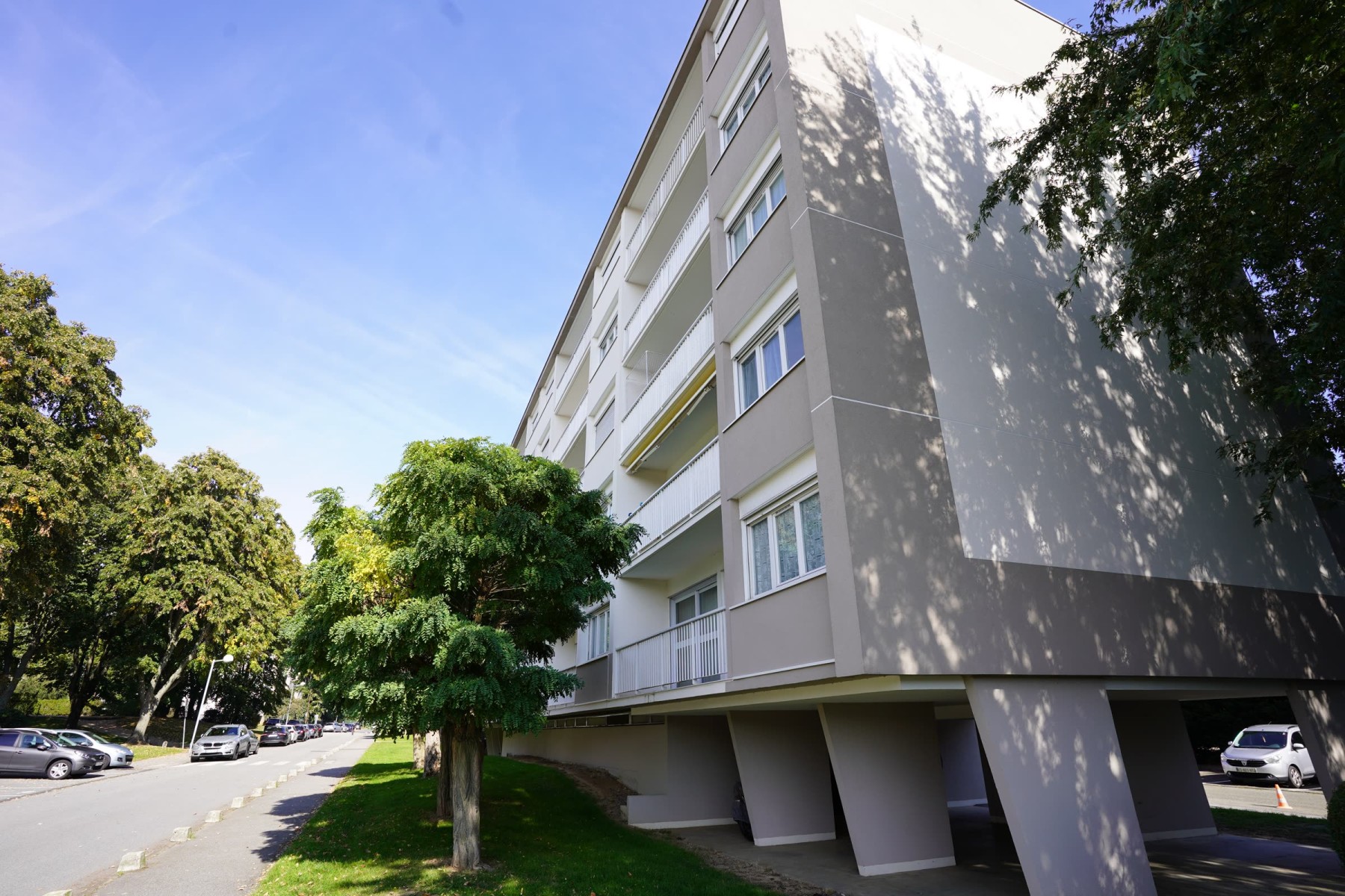 La résidence sur pilotis, pignon et façade, état existant (octobre 2025)