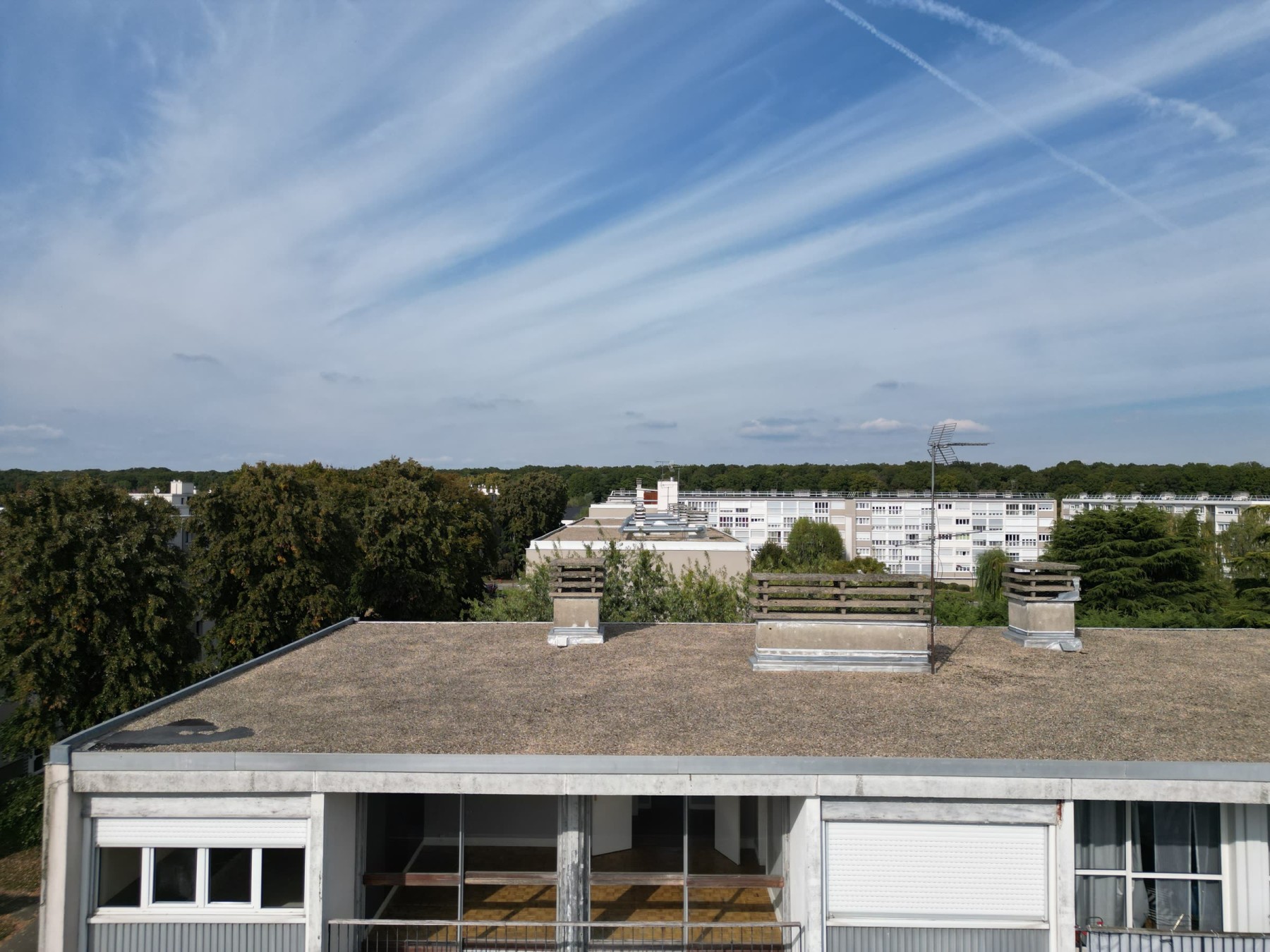 La toiture-terrasse et le paysage alentour, vue par drone (octobre 2025)