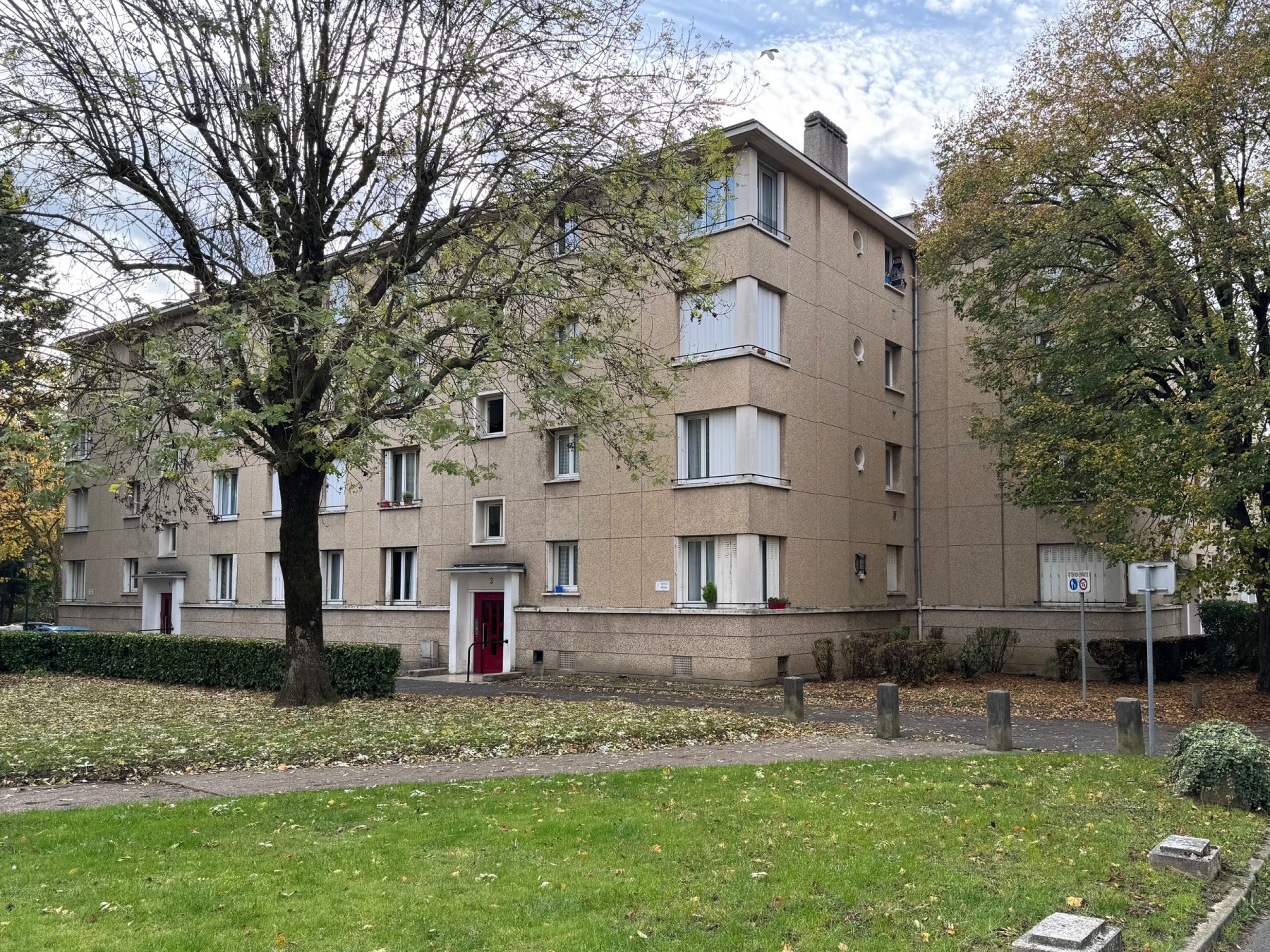 Un bâtiment de la cité-jardin entre arbres et pelouses, état existant (novembre 2025)