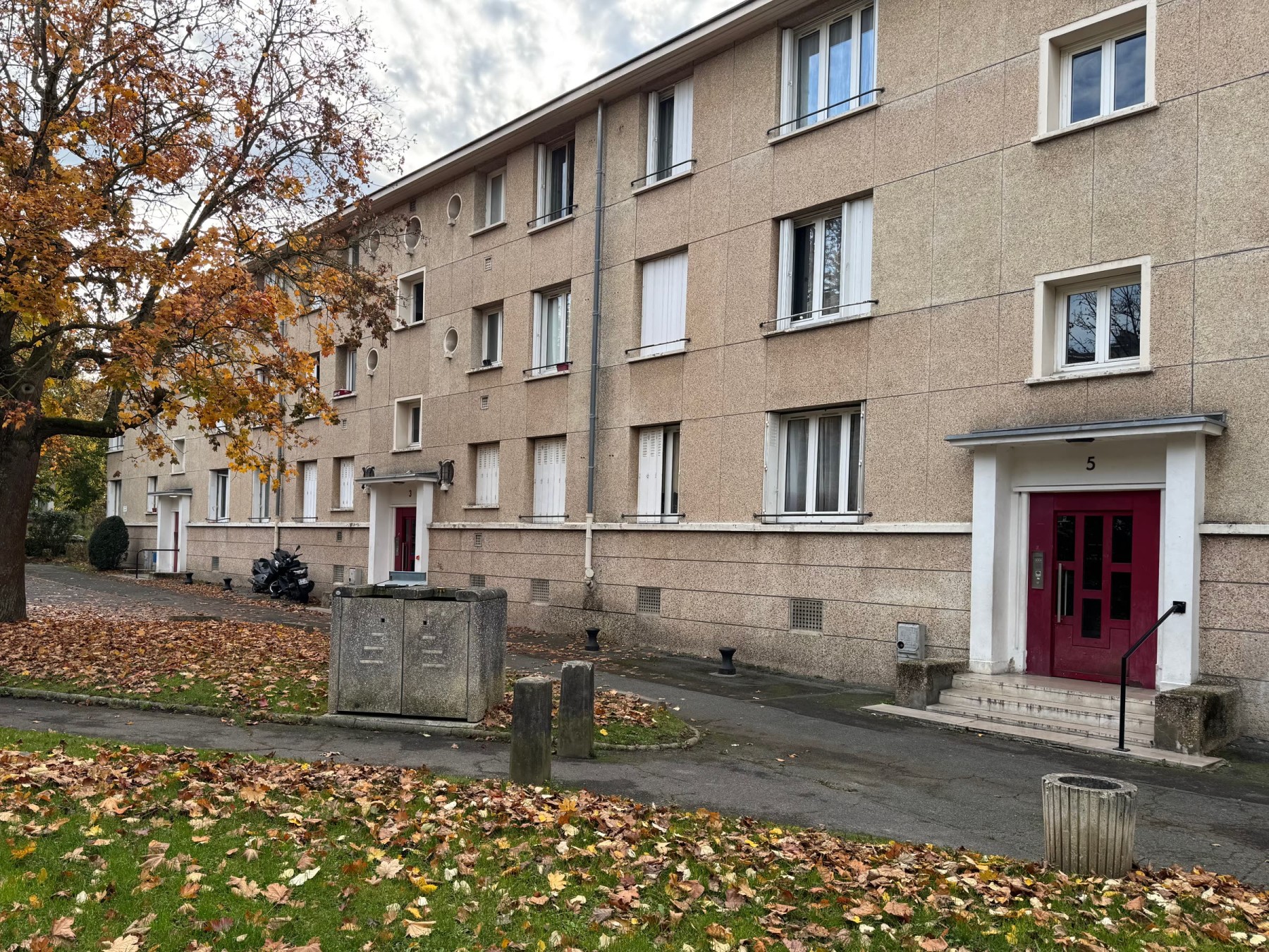 Façade et entrée d'un immeuble de la cité, état existant (novembre 2025)